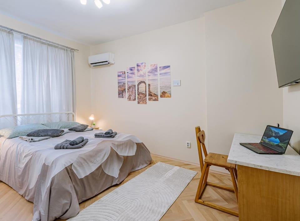 Bed, TV and multimedia, Photo of the whole room, Bedroom, hair dresser, towels, air conditioner