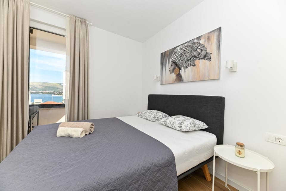 View (from property/room), Bedroom, towels, air conditioner