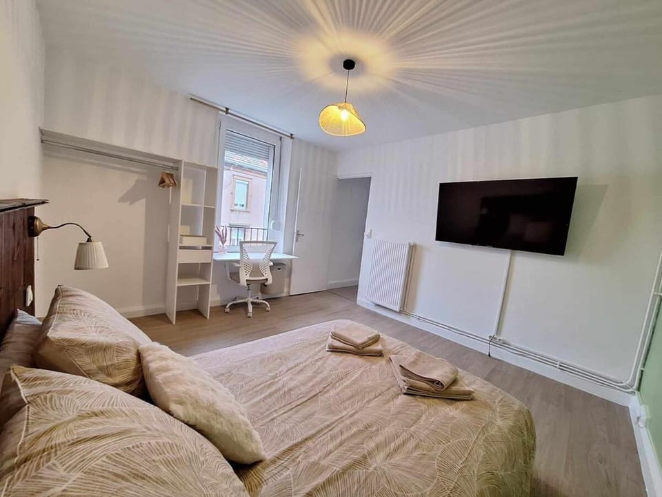 Bed, TV and multimedia, Photo of the whole room, Bedroom