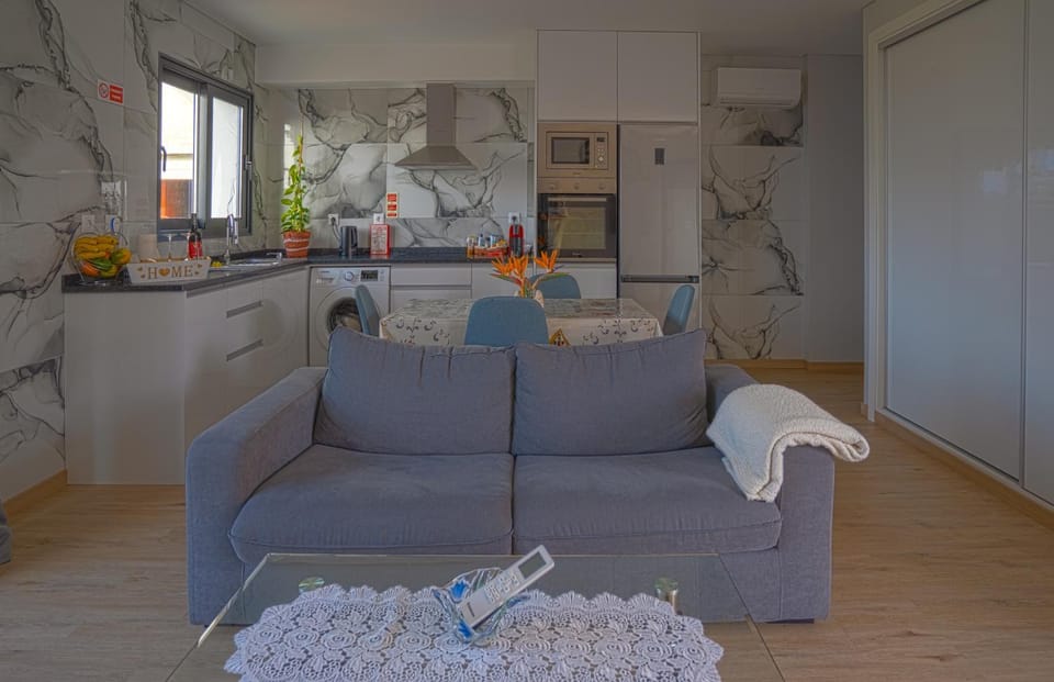 Kitchen or kitchenette, Living room, Seating area, Dining area, stove