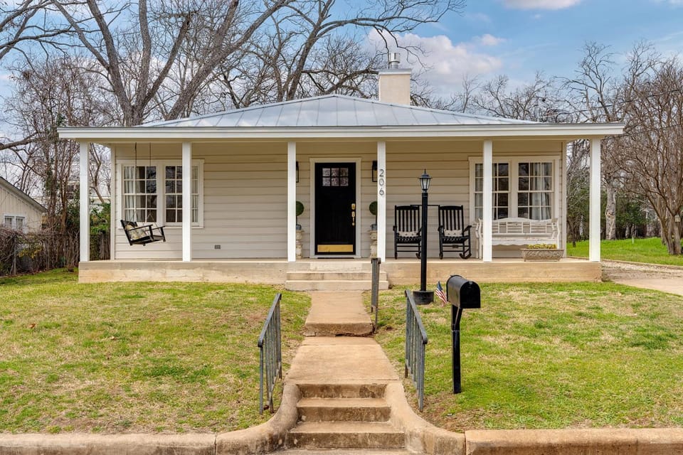 Fraulein Haus walk to Main St sleeps 5 House in Fredericksburg