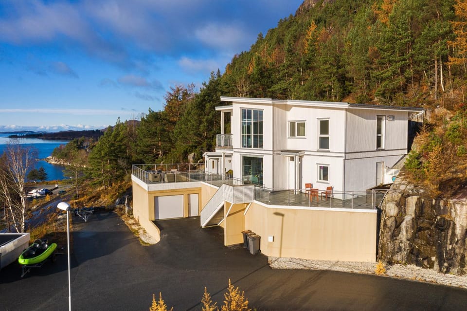 The Pulpit Rock Villa with sea view & jakuzzi Villa in Rogaland
