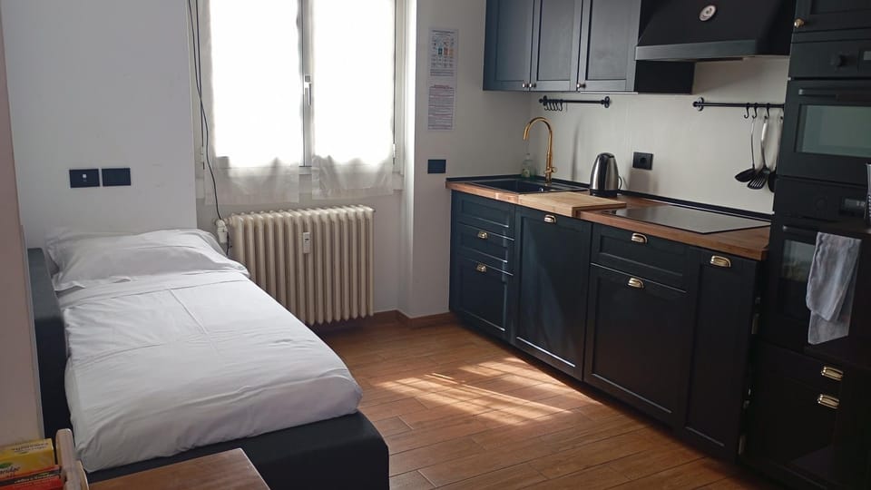 Bed, Kitchen or kitchenette, Bedroom, oven, stove
