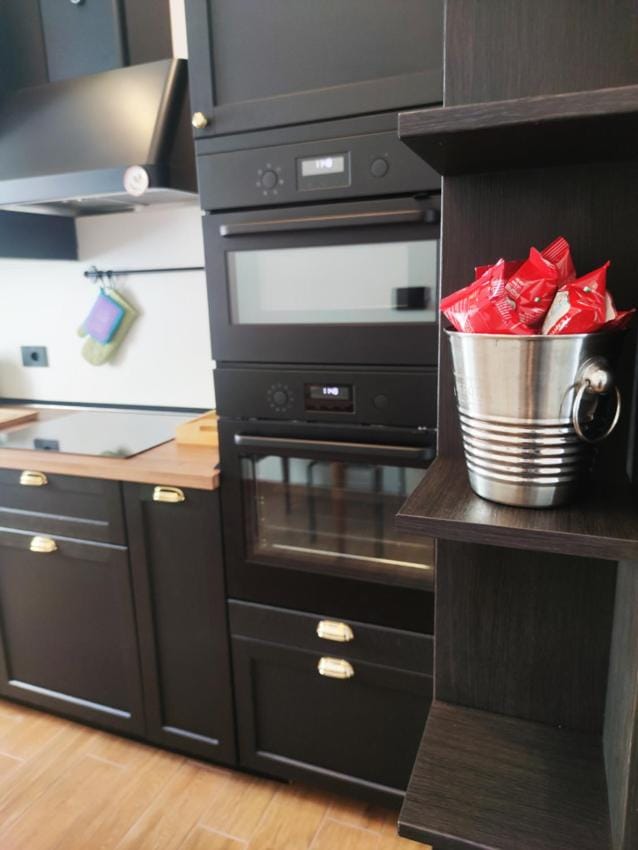 Coffee/tea facilities, Kitchen or kitchenette, oven, pet friendly, stove