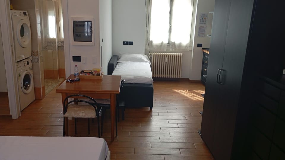 Bed, TV and multimedia, Kitchen or kitchenette, Photo of the whole room, Bedroom, wardrobe, air conditioner
