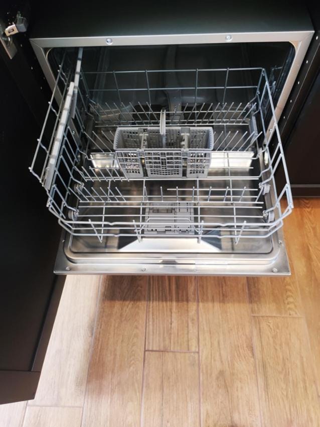 Kitchen or kitchenette, dishwasher