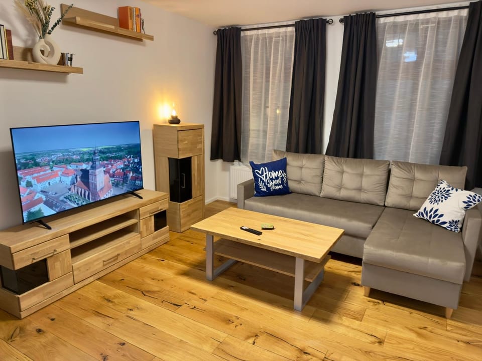 Communal lounge/ TV room, Living room, Seating area, Evening entertainment