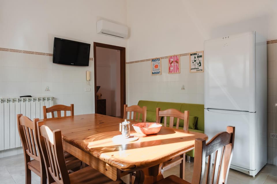 Communal lounge/ TV room, Communal lounge/ TV room, TV and multimedia, Living room, Seating area, Dining area, air conditioner