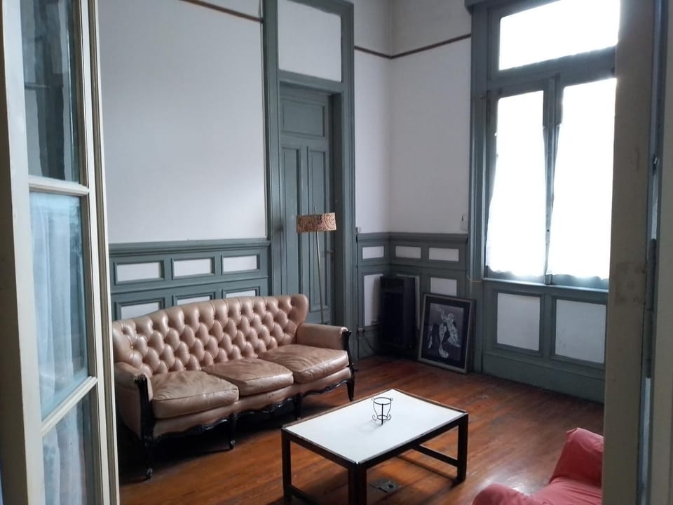Calida habitacion edificio historico Vacation rental in Buenos Aires