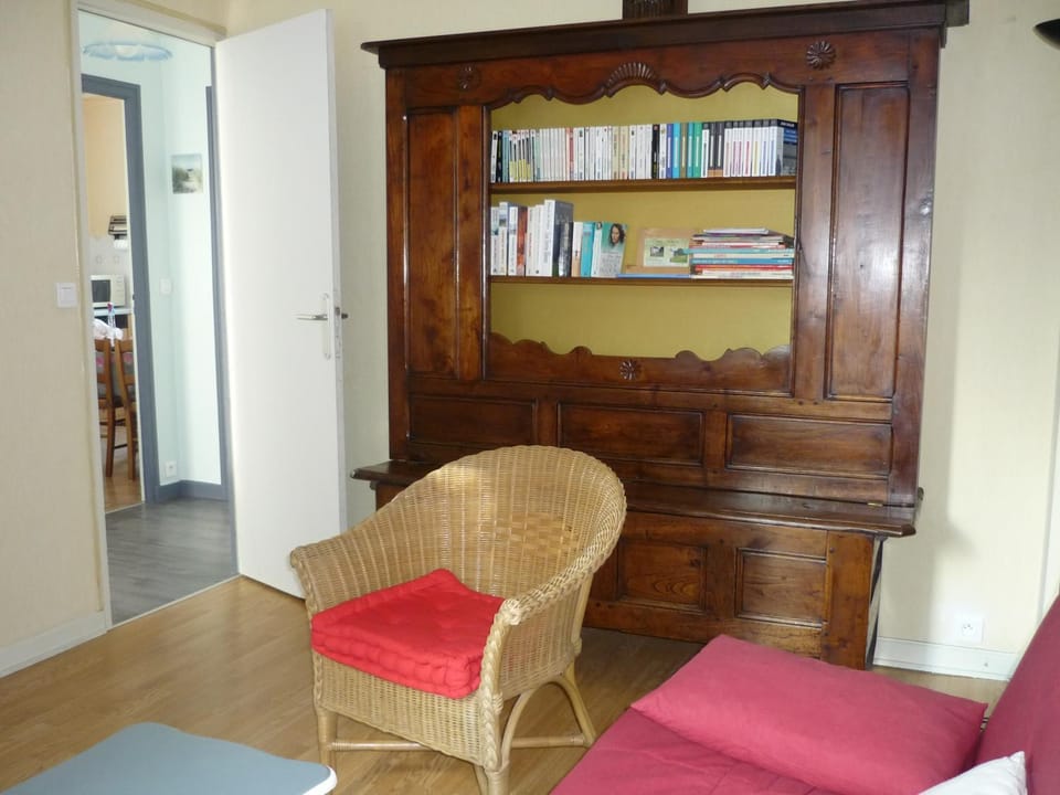 Library, Living room