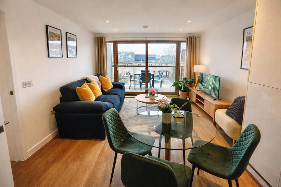 GreenGage Tree Stylish 2 Bedroom with Balcony & Parking Apartment in Cambridge