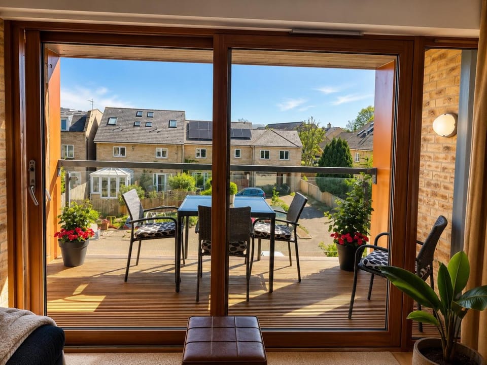 GreenGage Tree Stylish 2 Bedroom with Balcony & Parking Apartment in Cambridge