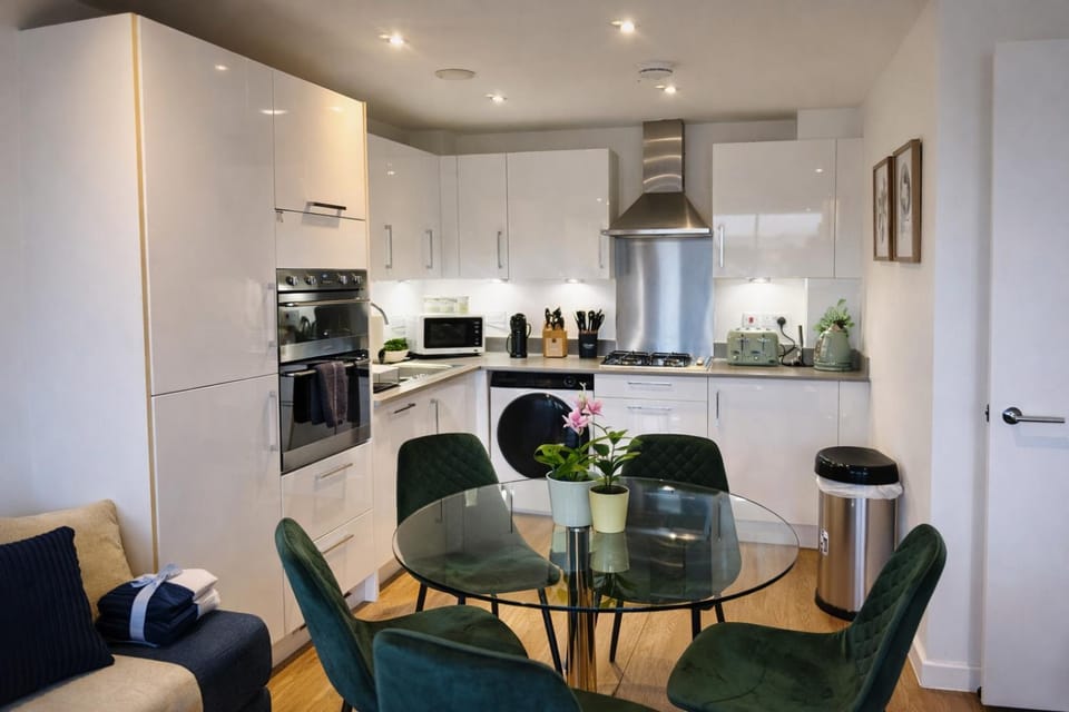 GreenGage Tree Stylish 2 Bedroom with Balcony & Parking Apartment in Cambridge