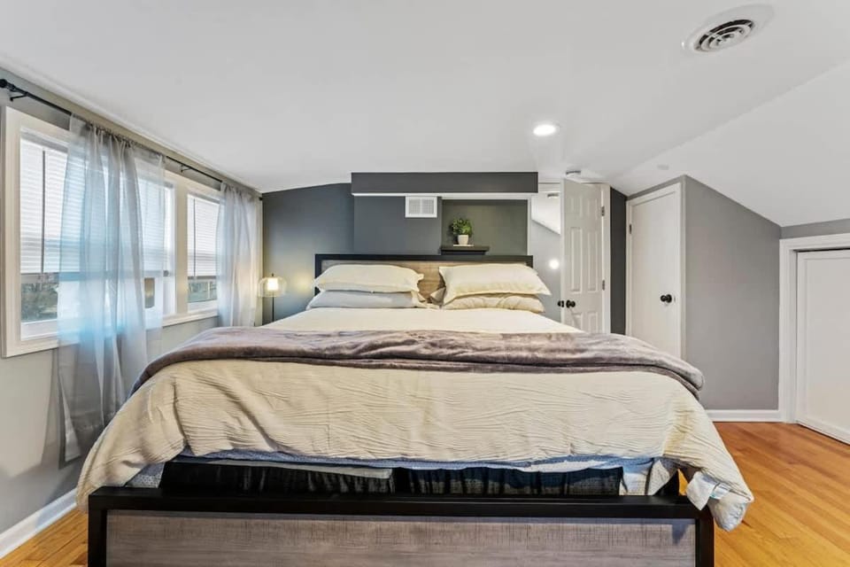 New year fun-Near Lake Navy Hot Tub King Bed House in Gurnee