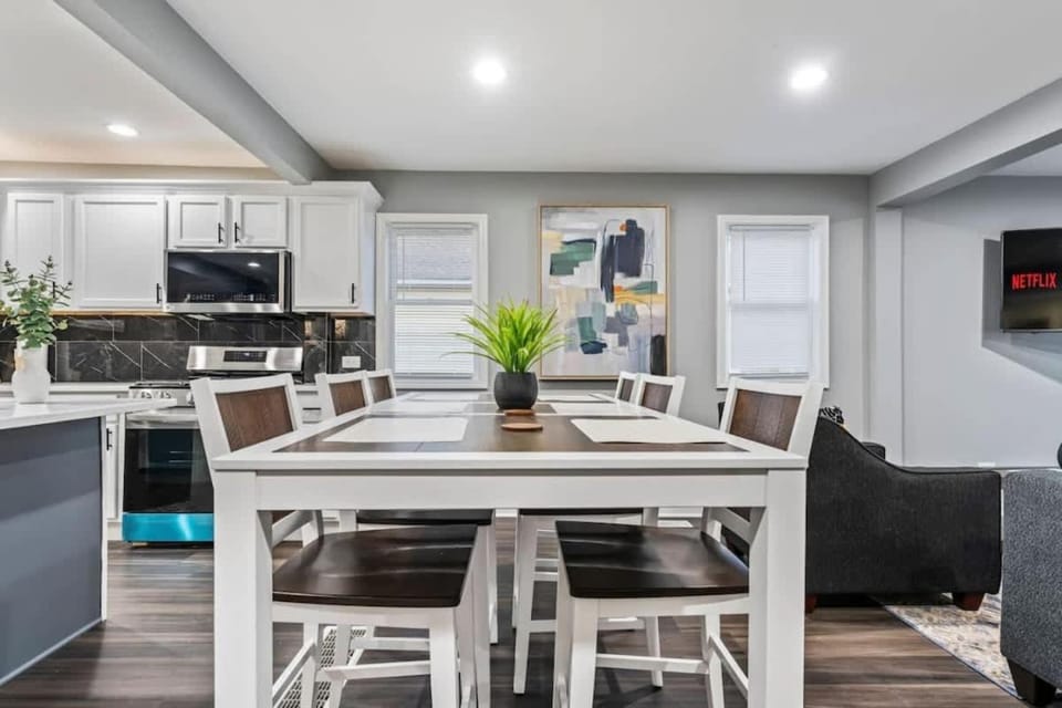 New year fun-Near Lake Navy Hot Tub King Bed House in Gurnee