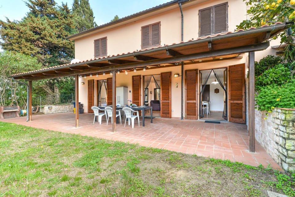 Property building, Patio, Spring, Day, Garden, Dining area, Garden view