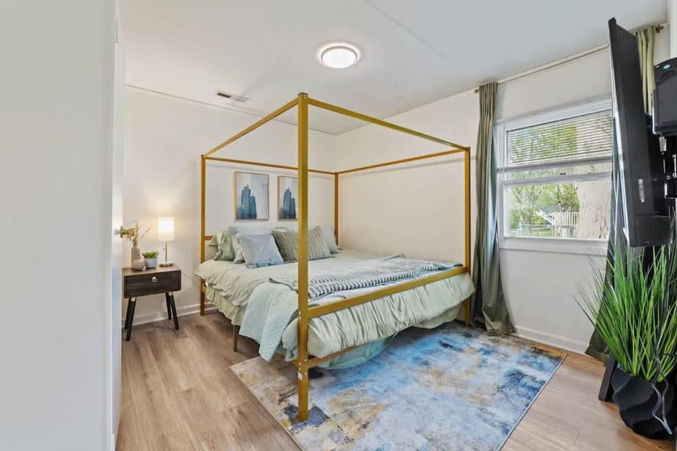 Modern Farmhouse w King Bed Near Shopping House in Hoffman Estates