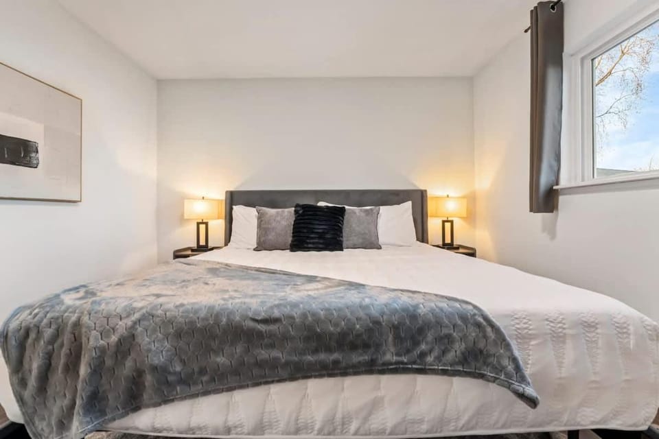 Bolingbrook King Bed 7 min to Hwy & Mall House in Bolingbrook