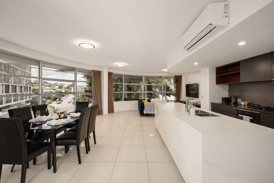Newly Renovated 3BR Apartment 2 Parking Spaces Pool Gym City Views Walk to Shops Apartment in Brisbane