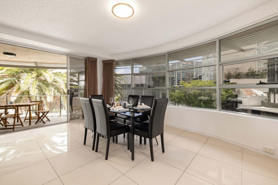 Newly Renovated 3BR Apartment 2 Parking Spaces Pool Gym City Views Walk to Shops Apartment in Brisbane