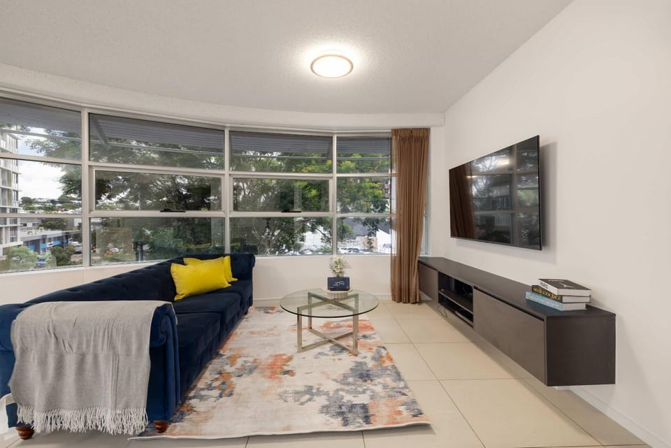Newly Renovated 3BR Apartment 2 Parking Spaces Pool Gym City Views Walk to Shops Apartment in Brisbane