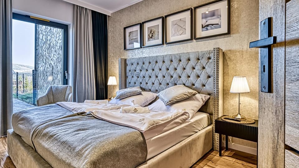 Bed, Bedroom, towels