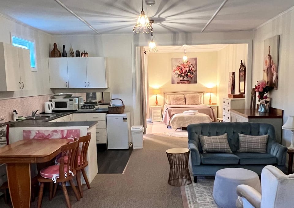 Bed, Kitchen or kitchenette, Seating area, Dining area