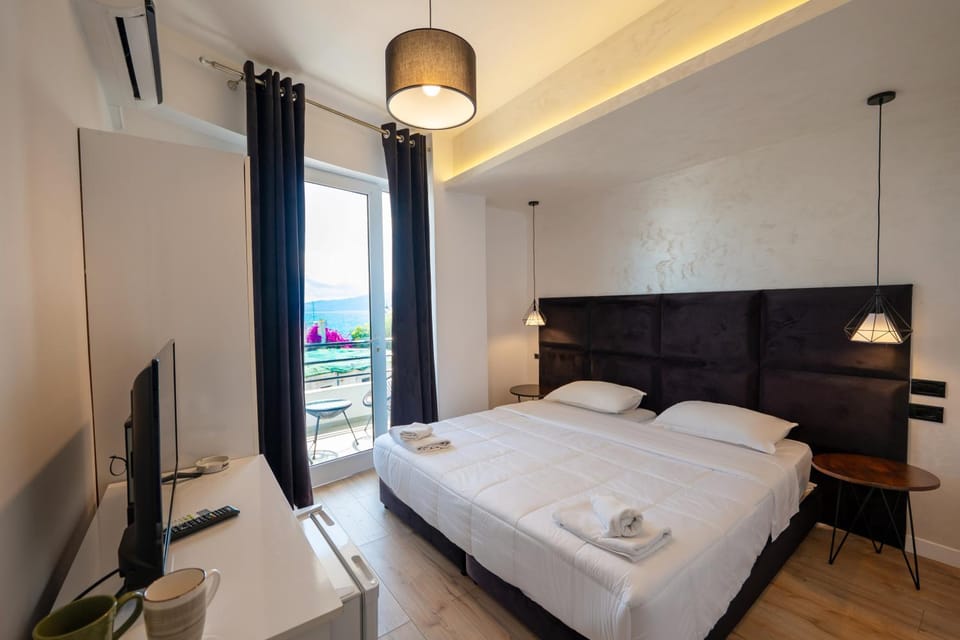 Bed, TV and multimedia, Bedroom