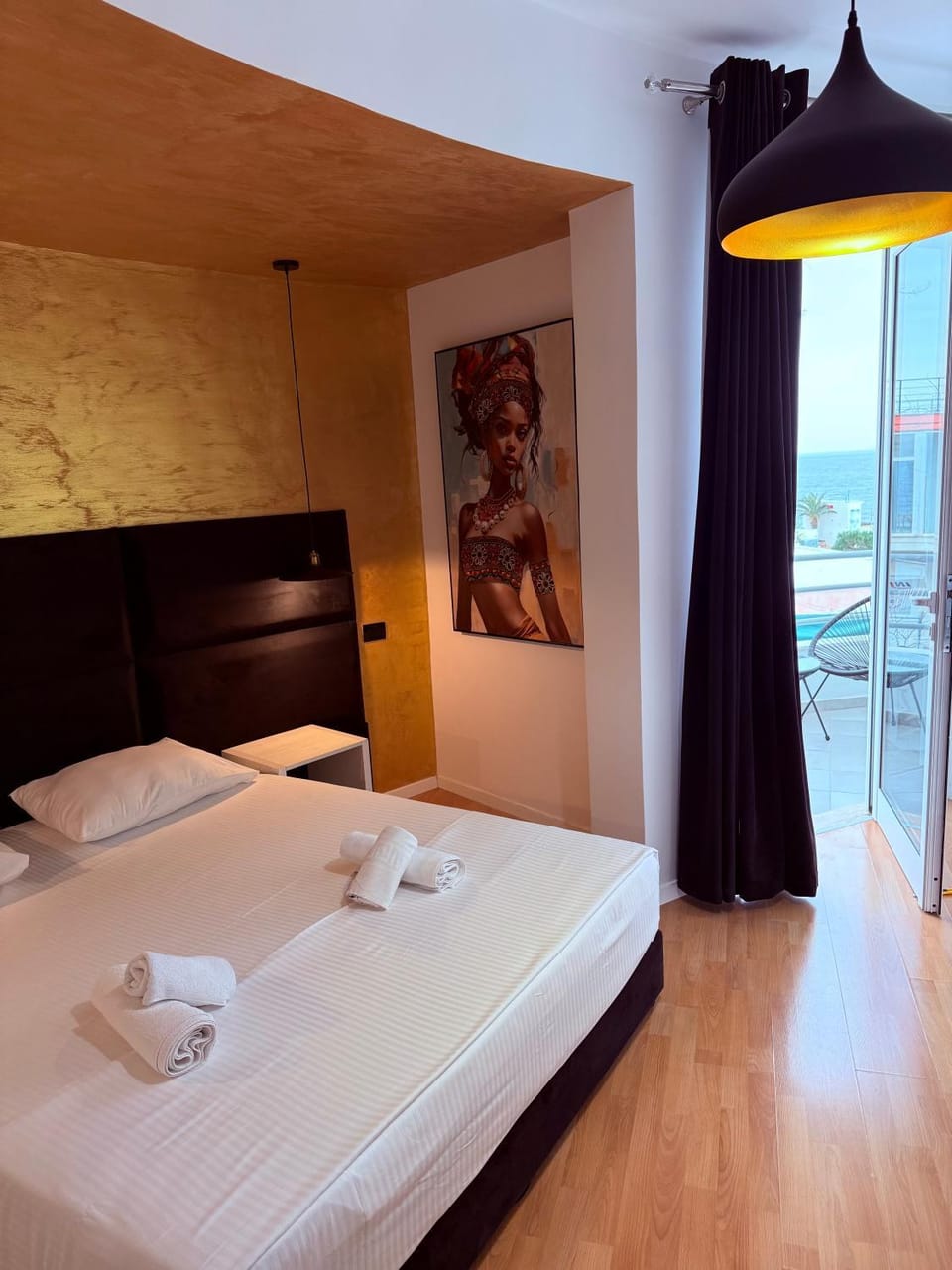 Bed, Bedroom, towels