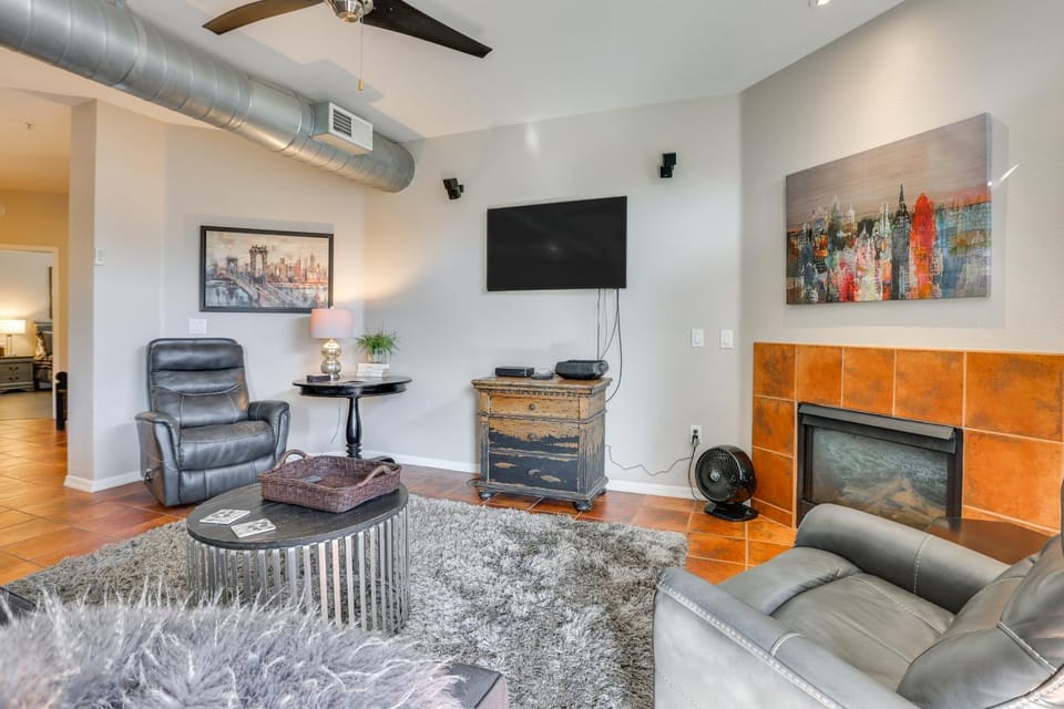 < 1 Mi to Biltmore Fashion Park: Condo w/ Pool! House in Phoenix