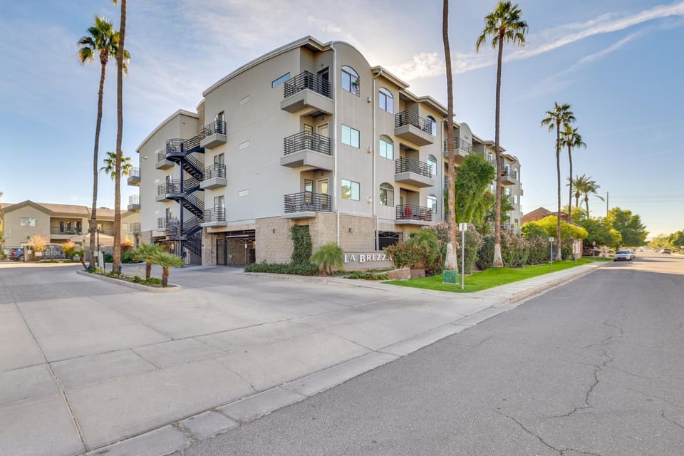 < 1 Mi to Biltmore Fashion Park: Condo w/ Pool! House in Phoenix