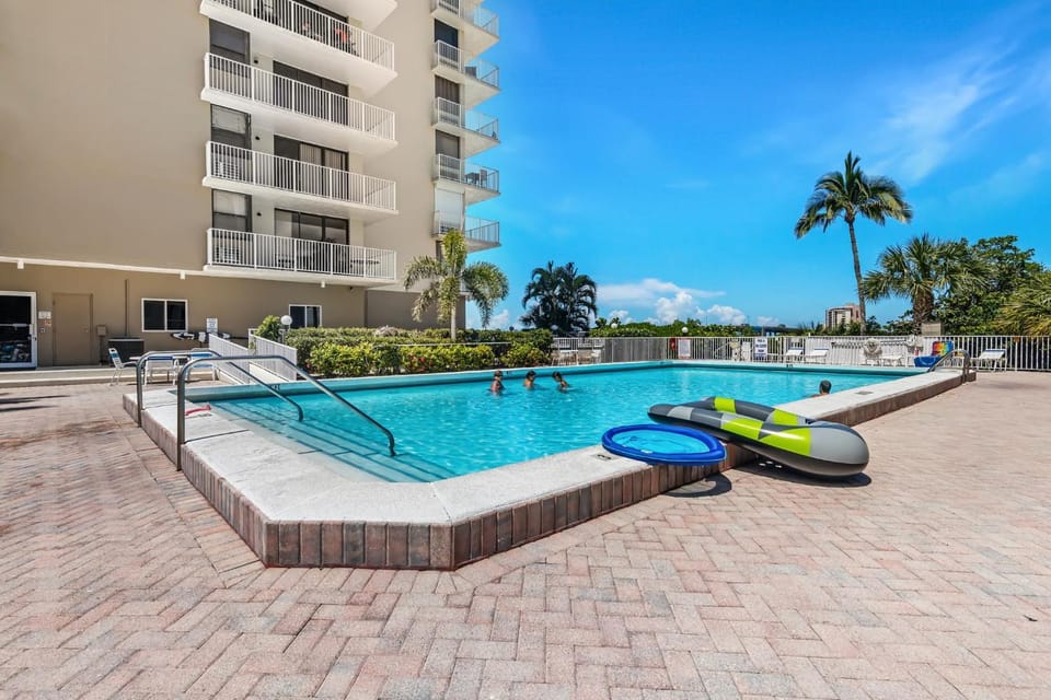 Property building, Balcony/Terrace, Guests, Swimming pool