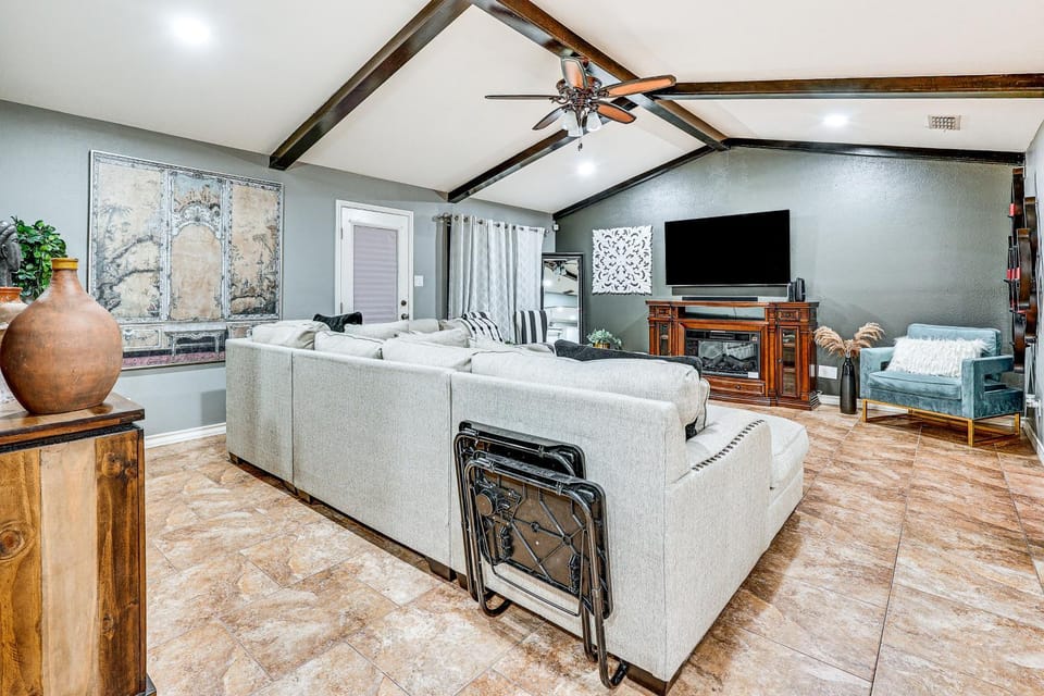 3 Mi to Downtown McAllen: Quiet Home w/ Pool House in Pharr