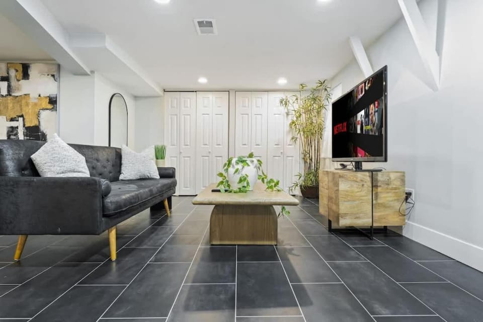 Oak Park 5bd 2bth sleeps 11 with 3 private parking House in Oak Park