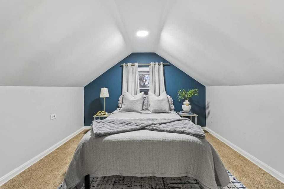 Oak Park 5bd 2bth sleeps 11 with 3 private parking House in Oak Park