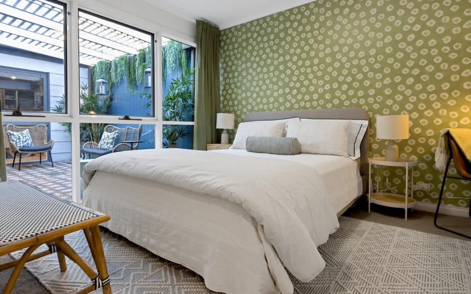 Bed, Photo of the whole room, Seating area, Bedroom