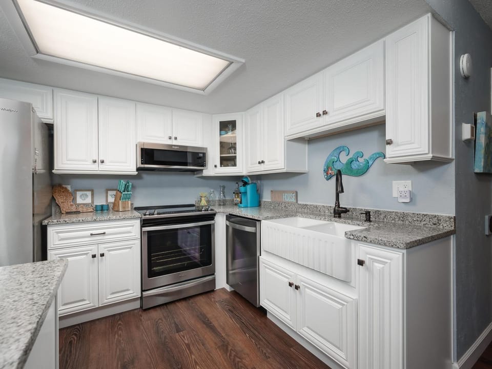 Kitchen or kitchenette, microwave, oven, stove