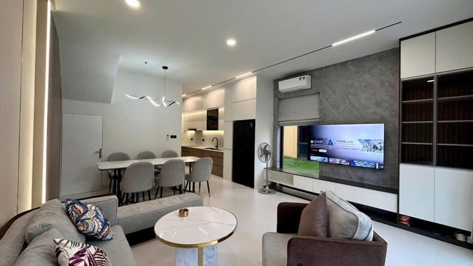 TV and multimedia, Kitchen or kitchenette, Living room, Dining area, air conditioner