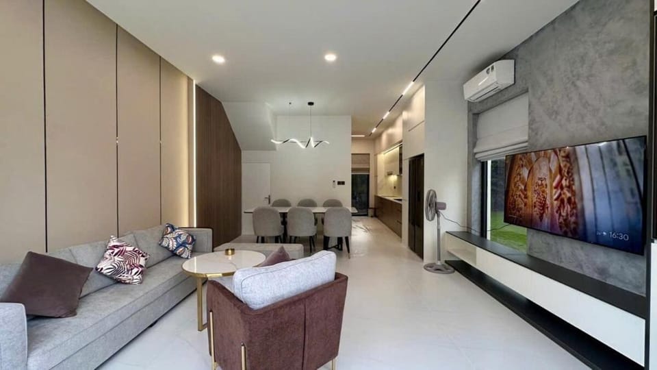 TV and multimedia, Living room, Seating area, Evening entertainment, air conditioner