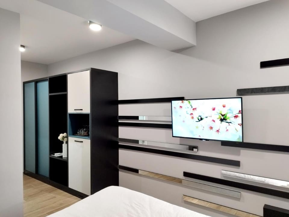 Bed, TV and multimedia, Bedroom, wardrobe