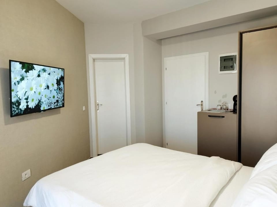 Bed, TV and multimedia, Bedroom