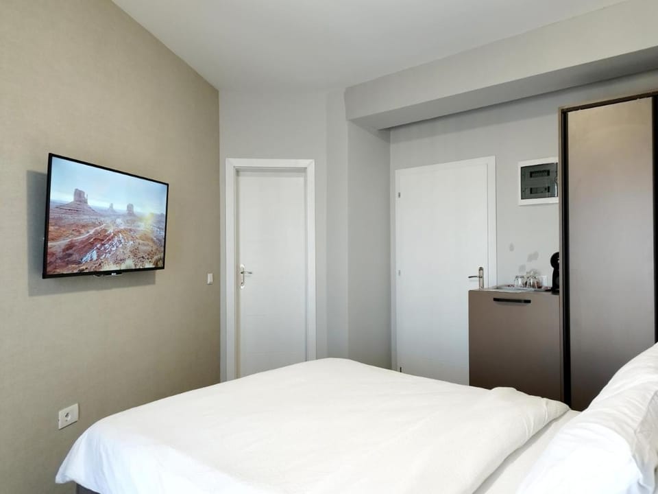 Bed, TV and multimedia, Bedroom