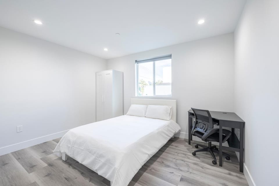 Photo of the whole room, Bedroom