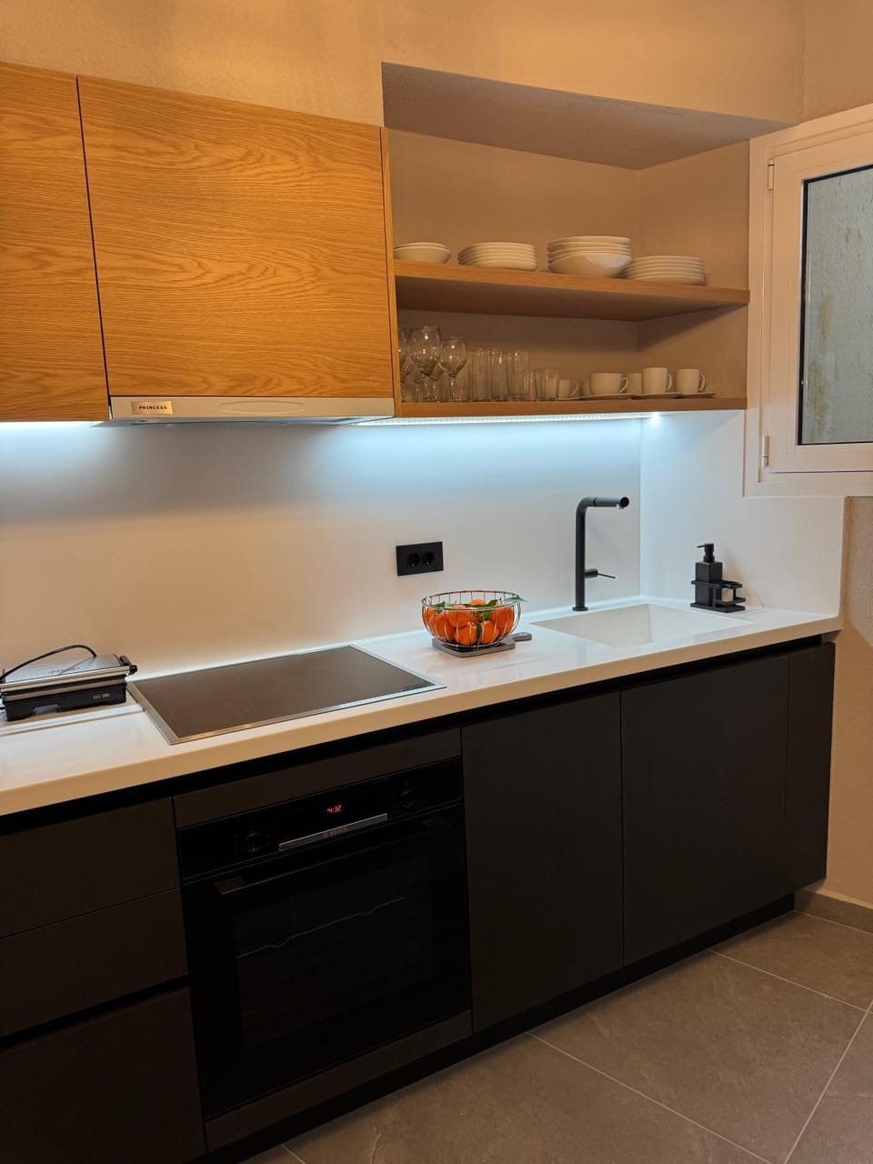 Coffee/tea facilities, Kitchen or kitchenette, stove