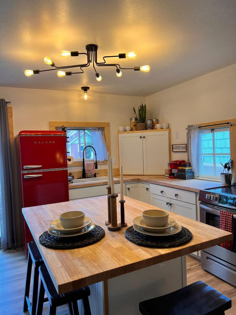 Kitchen or kitchenette, Dining area, oven, stove