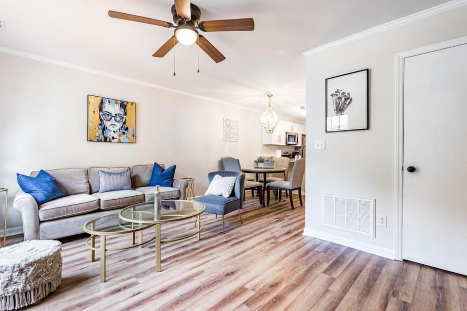 Beautiful 2 bdr Townhome w King bed and free wifi House in Raleigh