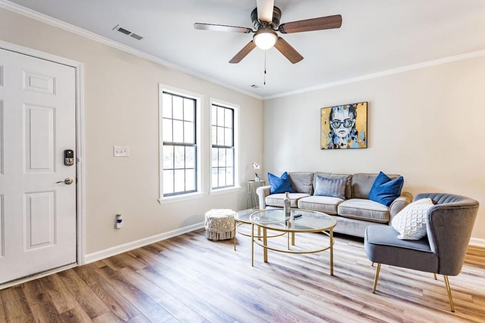 Beautiful 2 bdr Townhome w King bed and free wifi House in Raleigh