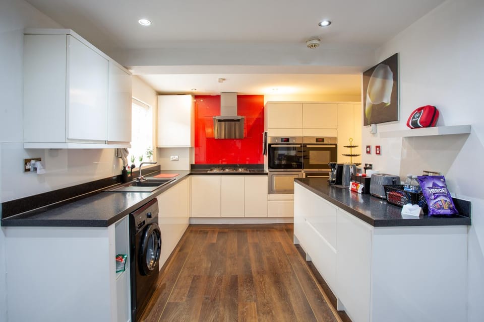 Coffee/tea facilities, Kitchen or kitchenette, Food and drinks, dishwasher, oven, stove, toaster, washing machine