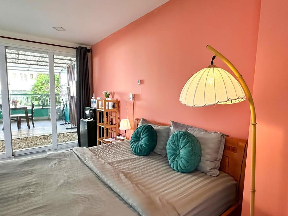 Bed, Living room, Photo of the whole room, Seating area, Bedroom