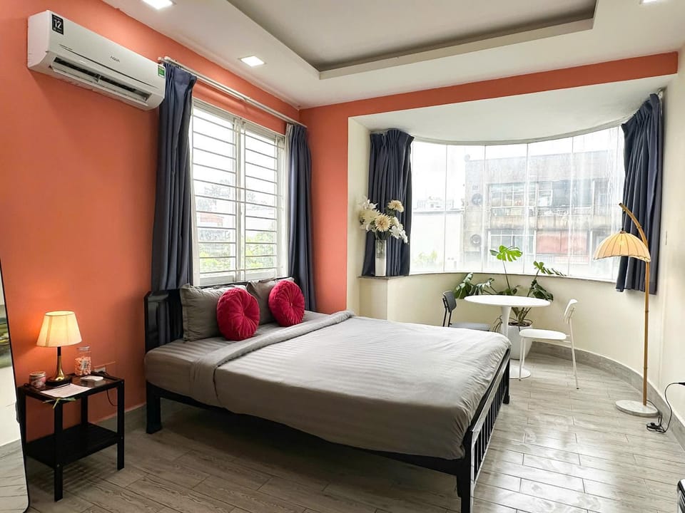 Bed, TV and multimedia, Living room, Photo of the whole room, Seating area, Bedroom, air conditioner